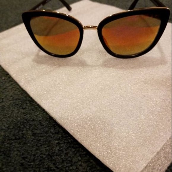 NWOT Cat Eye Sunglasses- Mirrored with case - Picture 5 of 8